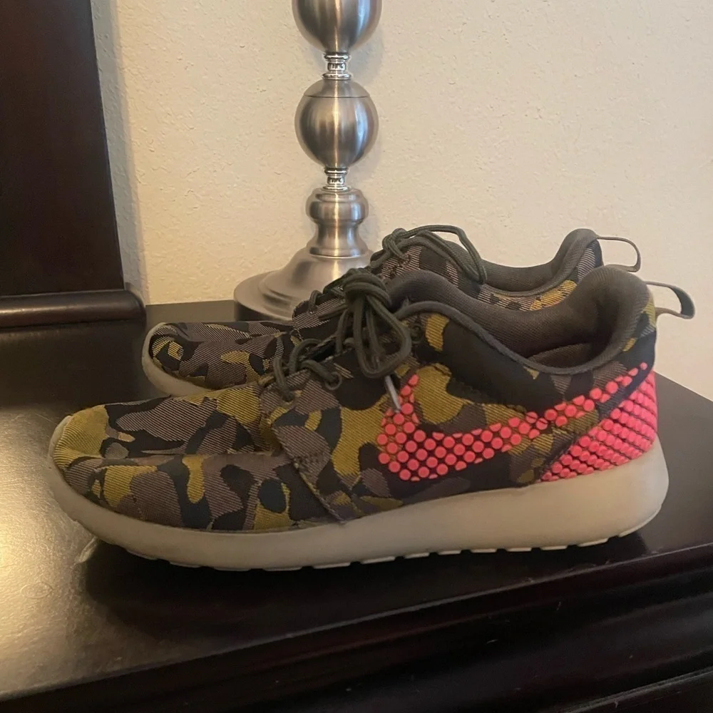 Nike Women's Roshe One Premium Plus Camo Sneakers Size 7.5 Green - Picture 4 of 7